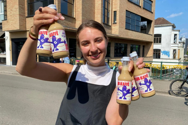 Laurie-Van-Hauter-met-haar-Klub-Kaffé-ijskoffies