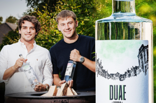 Student-ondernemers Senne en Luca stellen hun nieuwe vodka voor.