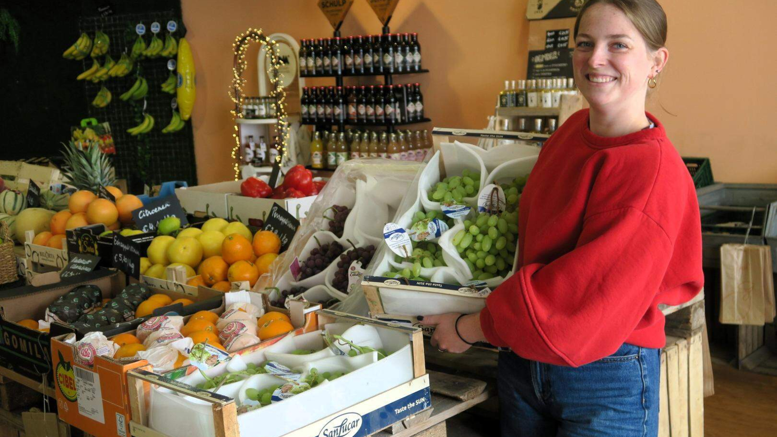 Sofie in haar groente- en fruitwinkel