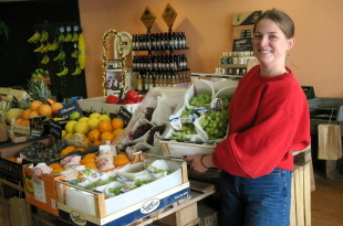 Sofie in haar groente- en fruitwinkel