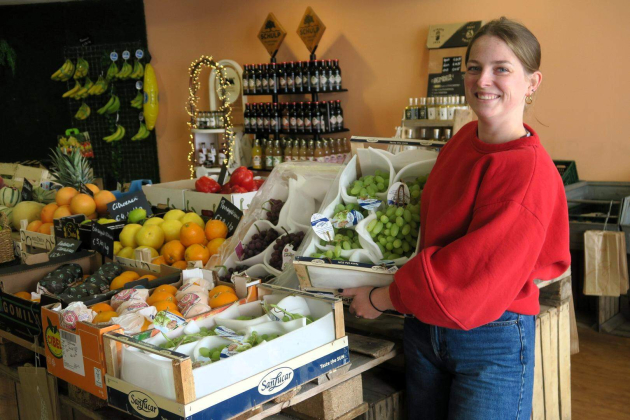 Sofie in haar groente- en fruitwinkel