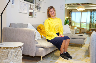 Elena Nikolaeva in haar lievelingssofa