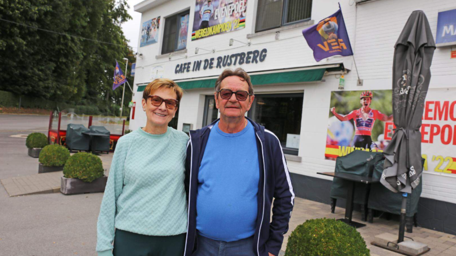 Guy Janssens en zijn echtgenote Jeannine Massagé voor hun café in Schepdaal.