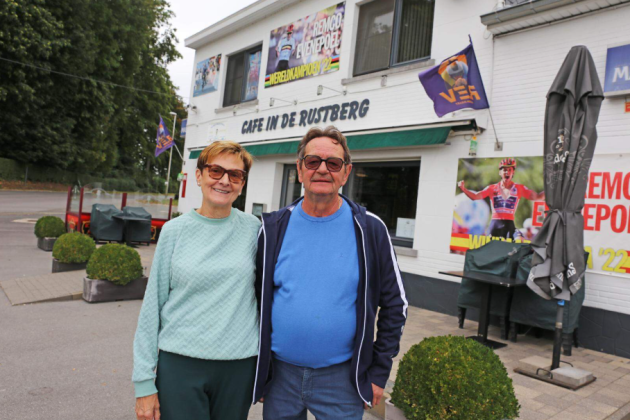 Guy Janssens en zijn echtgenote Jeannine Massagé voor hun café in Schepdaal.
