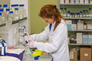 In de labo’s van biotechbedrijf Argenx wordt hard gewerkt