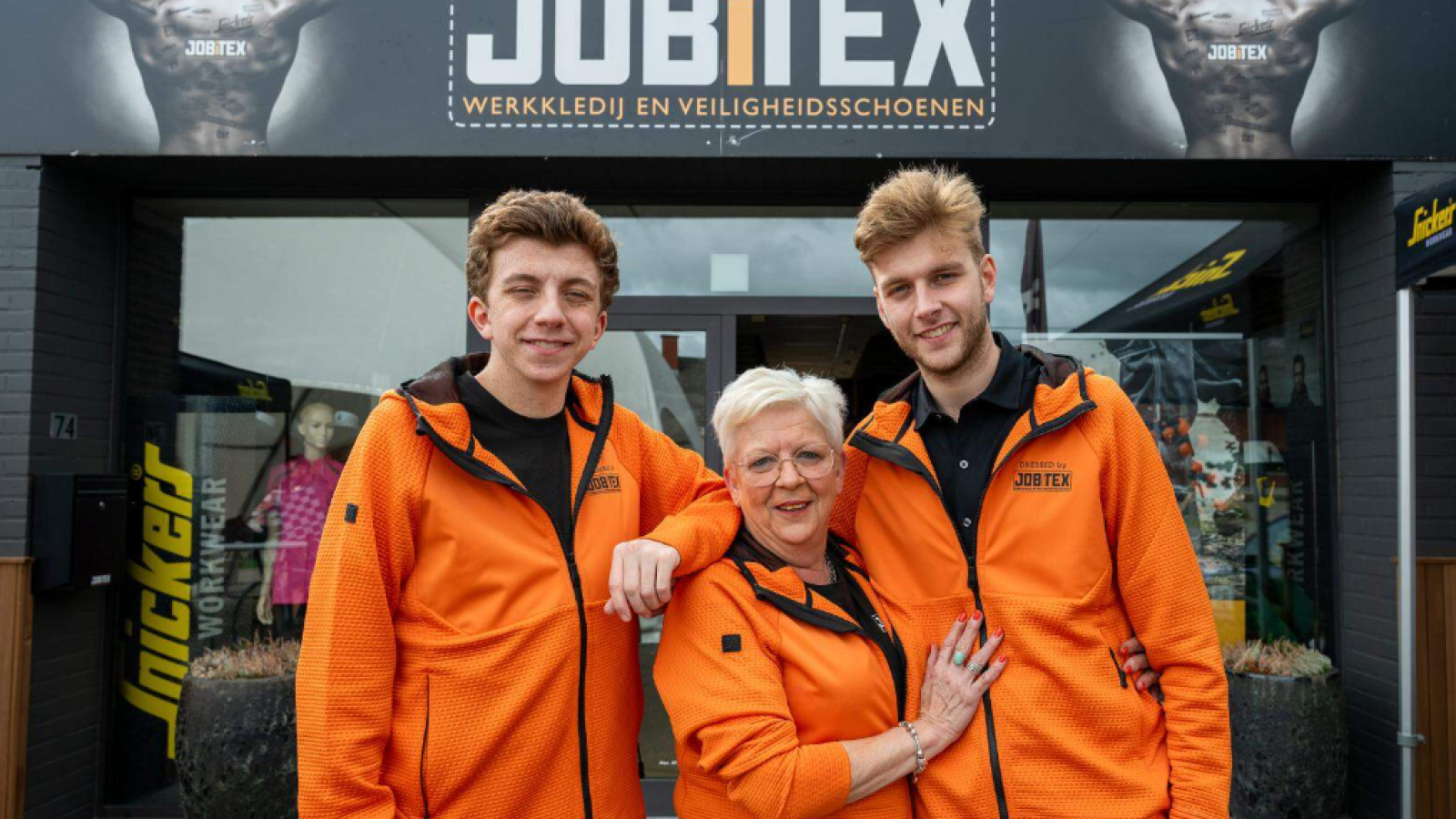 Broers Brent en Lennert De Wandeleer en hun mama Mieke Van der Heyden.