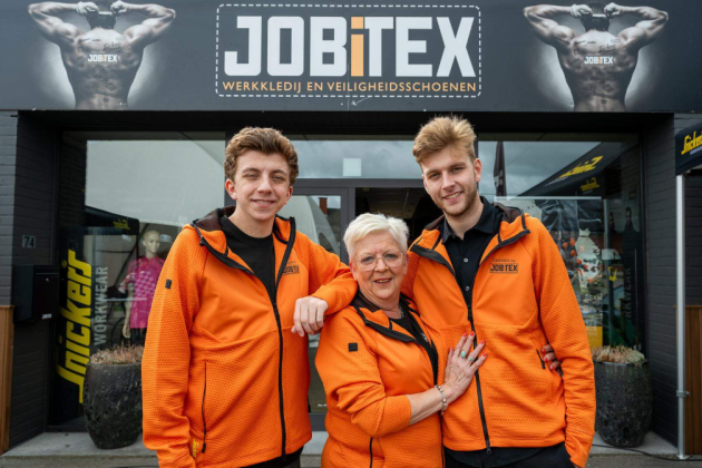 Broers Brent en Lennert De Wandeleer en hun mama Mieke Van der Heyden.