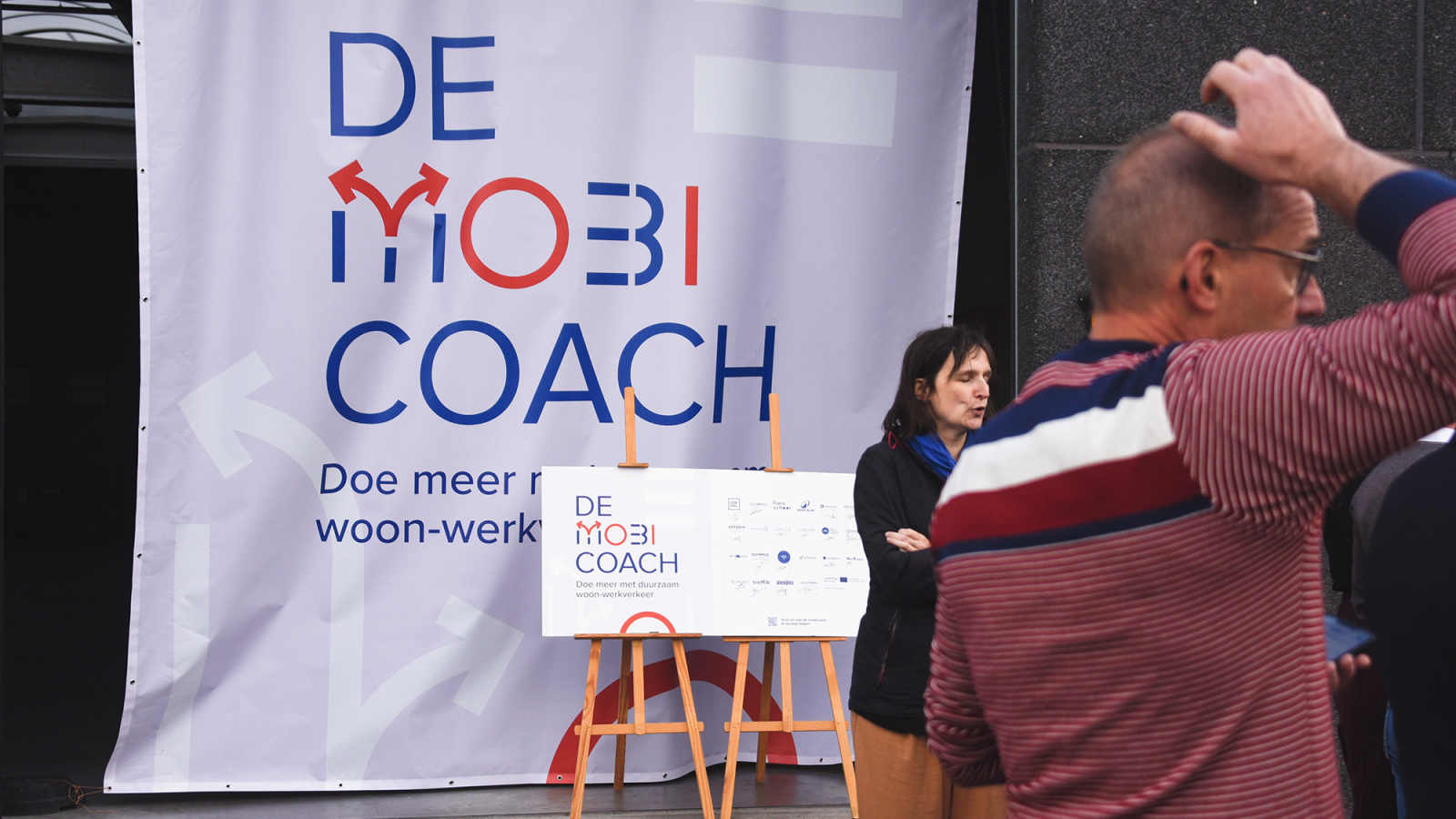 Leiedal mobicoach – persmoment lancering – vlag