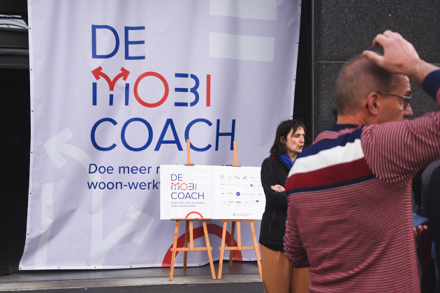 Leiedal mobicoach – persmoment lancering – vlag