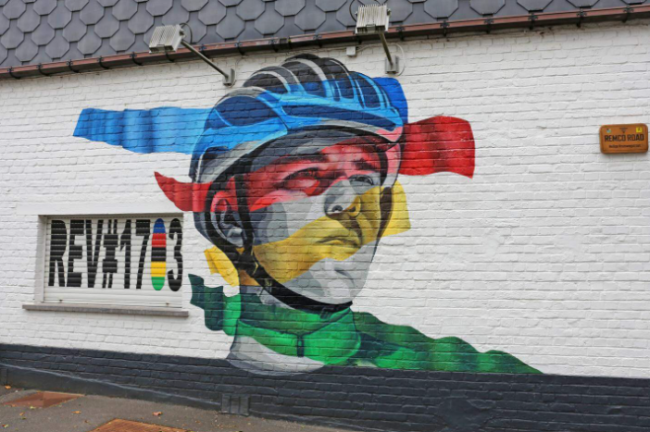 Muurschildering Remco Evenepoel aan zijkant supporterscafé