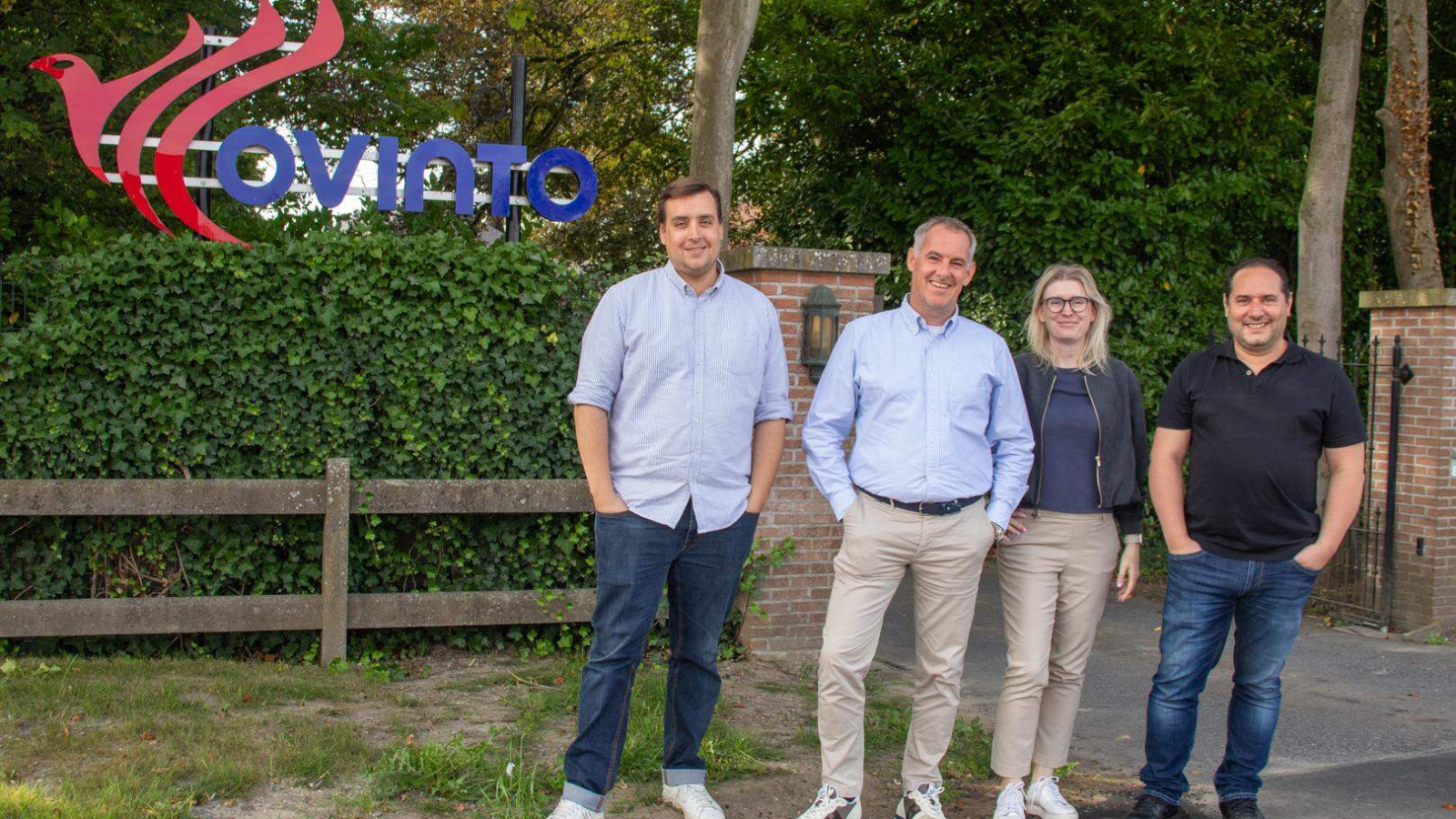 Oprichter Frederick Ronse (tweede van links) en de Ovinto-medewerkers