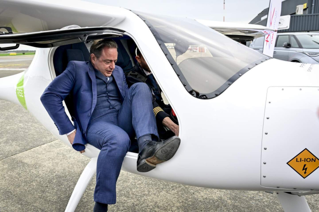 Bart De Wever kroop in januari 2024 op de luchthaven van Deurne in een elektrisch vliegtuig