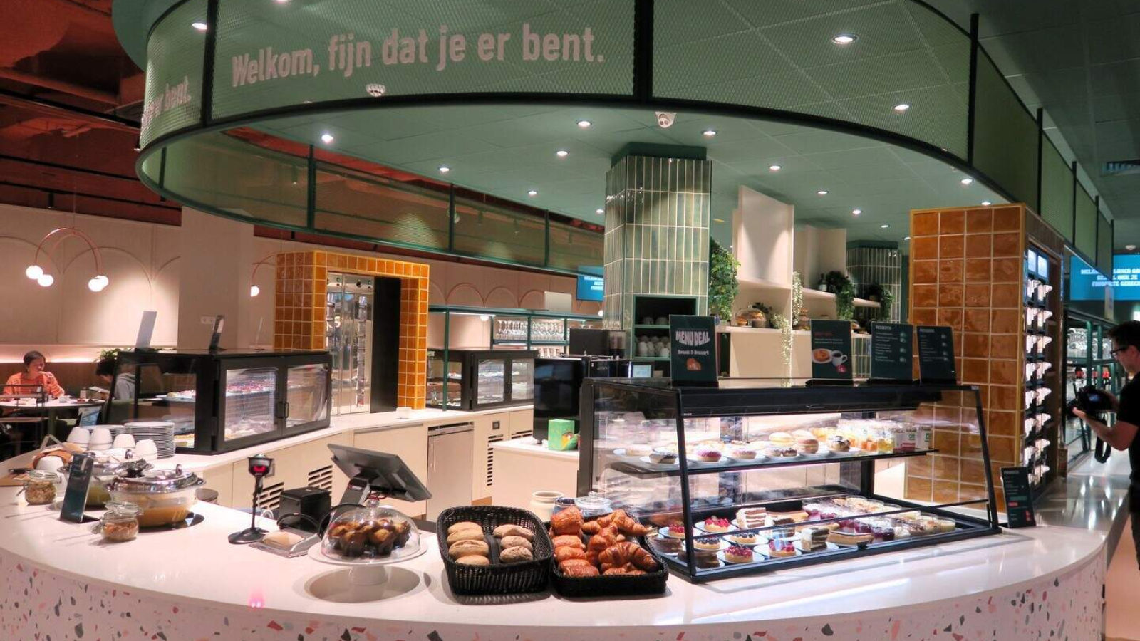 De fel uitgebreide bar voor ontbijt