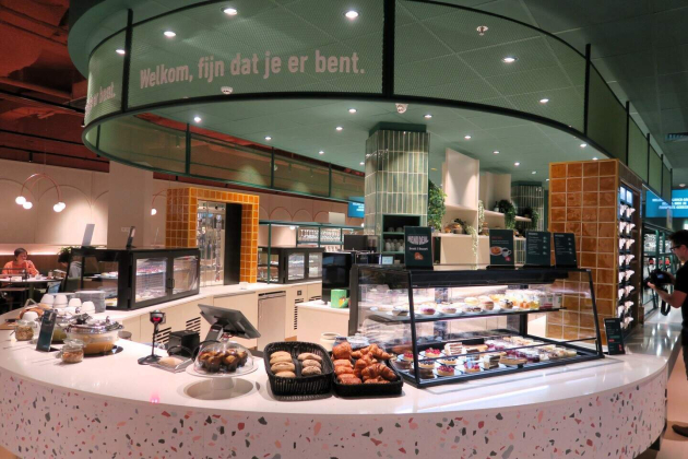 De fel uitgebreide bar voor ontbijt