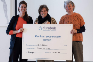 Femke Dhont, HR Directeur van Camino overhandigt de cheque aan Lieve Van Den Eeckhout en Gretl Dons van Shelter vzw Aalst