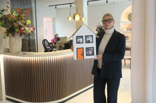 Freya Verlinde in de nieuwe vestiging van haar immokantoor Verlimmo in de Paalstraat