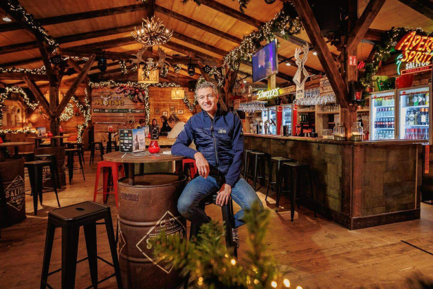 Jan Moons in het interieur van de nieuwe chalet_