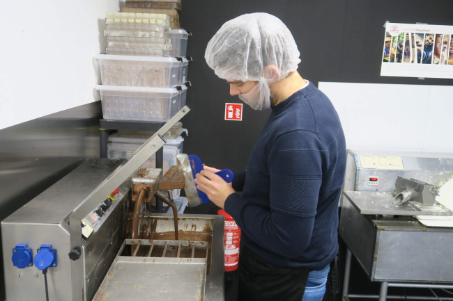 Robbe aan zijn chocolademachine