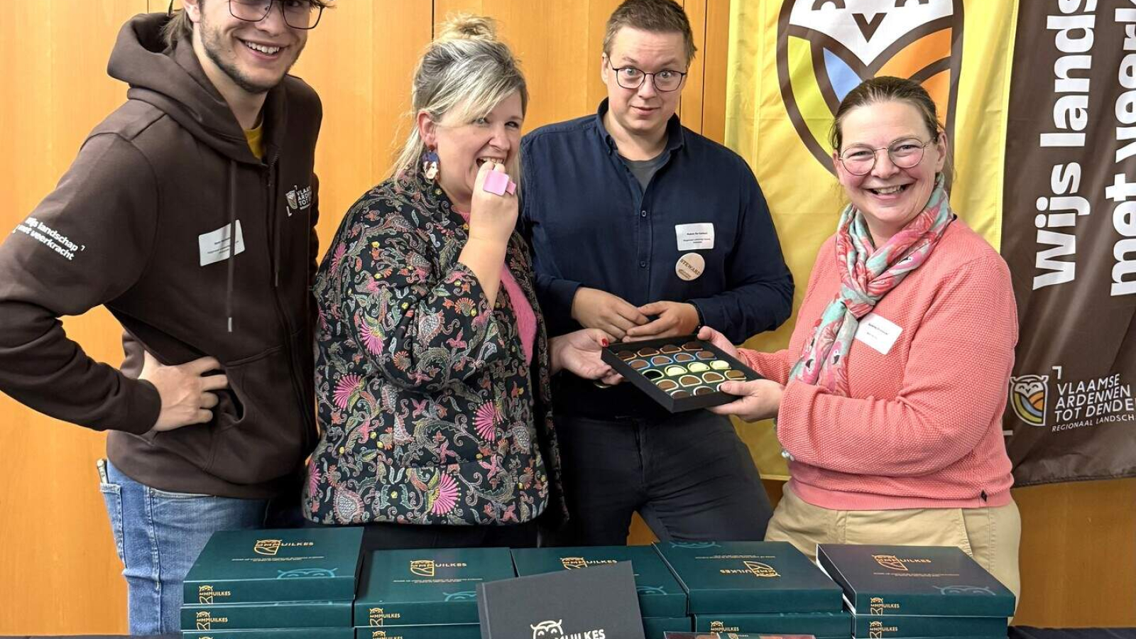 Suzanna Dosevski van Miss Vanilla rechts laat haar pralines MMMuilkes proeven aan gedeputeerde Dagmar Beernaert en de RLVAD-medewerkers Sem Verhoeven en Ruben De Coninck_