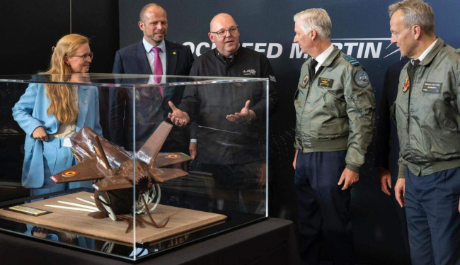 Wim overhandigde in Florennes zijn werk aan koning Filip