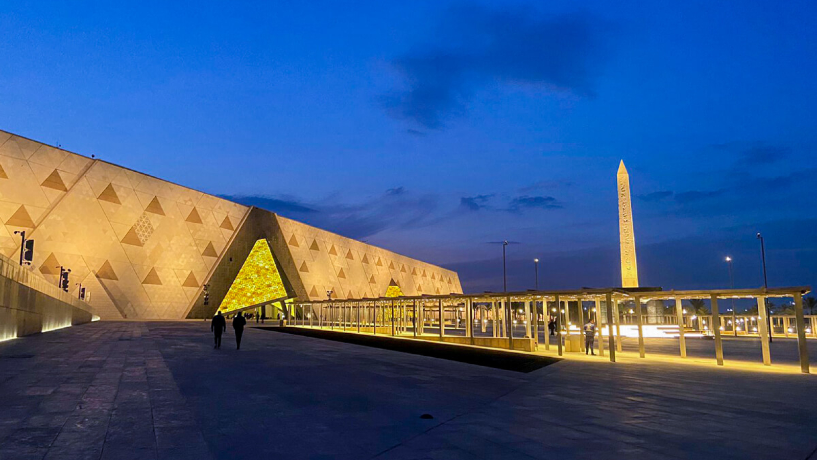 A-wonderful-snapshot-of-the-Grand-Egyptian-Museum-at-night