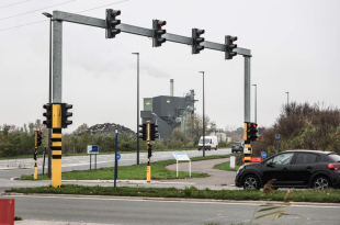 Al vanop de Merksemsebaan is de asfaltplant van Colas Noord, vaak met rookpluim, goed zichtbaar