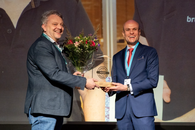 Brepols wint Kris Zels ontvangt trofee van Ben Swerts (Soudal)