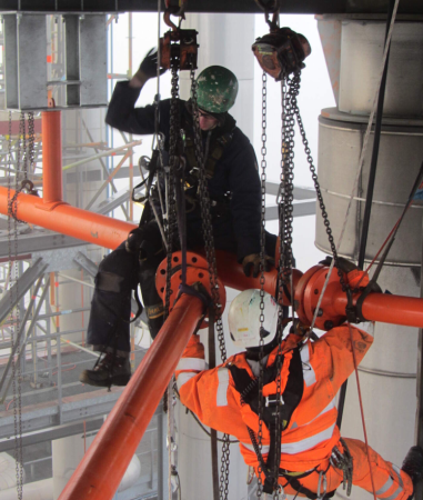 Werknemers van CRI installeren leidingen.