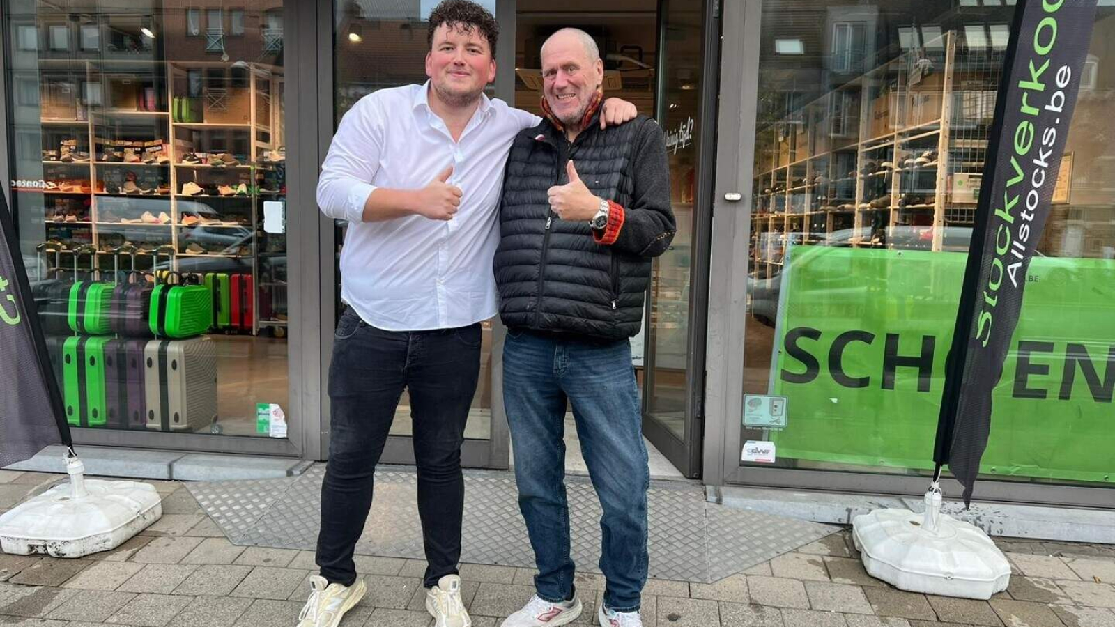 Koen en Toon Van Hoof voor hun schoenen- en handtassenoutlet in de Stationsstraat_