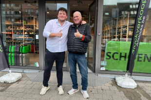 Koen en Toon Van Hoof voor hun schoenen- en handtassenoutlet in de Stationsstraat_