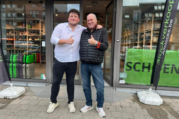Koen en Toon Van Hoof voor hun schoenen- en handtassenoutlet in de Stationsstraat_