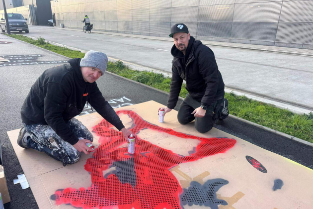Met krijt bracht Puncheur de kleurrijke logos aan op het fietspad voor het hoofdkantoor van Jan De Nul_
