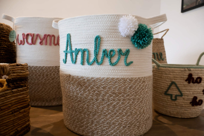 Klaartje, die in hoofdberoep werkt als kleuterjuf in het buitengewoon onderwijs, personaliseert alle manden.