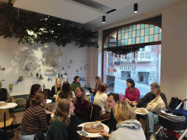 Het is zoals steeds gezellig druk in de koffiebar.