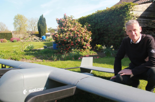 Sol.one Filip Verhaeghe met een testmodel van de Saboteur_