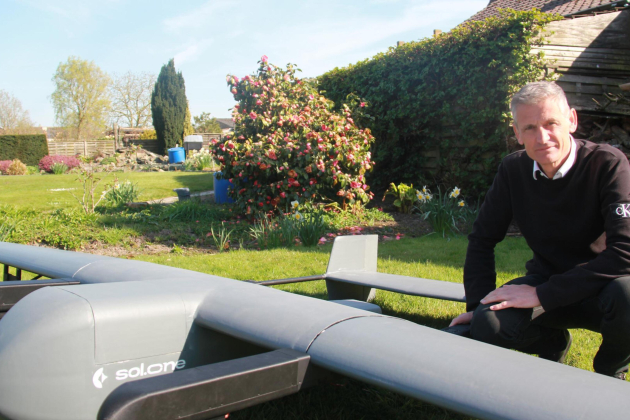 Sol.one Filip Verhaeghe met een testmodel van de Saboteur_