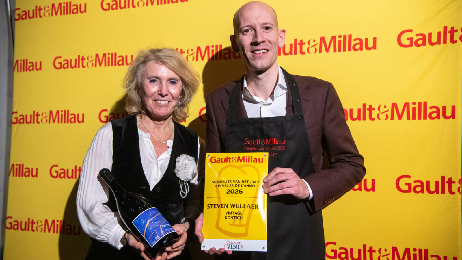 Steven Wullaert kreeg naast zijn plakkaatje ook nog een goeie fles overhandigd