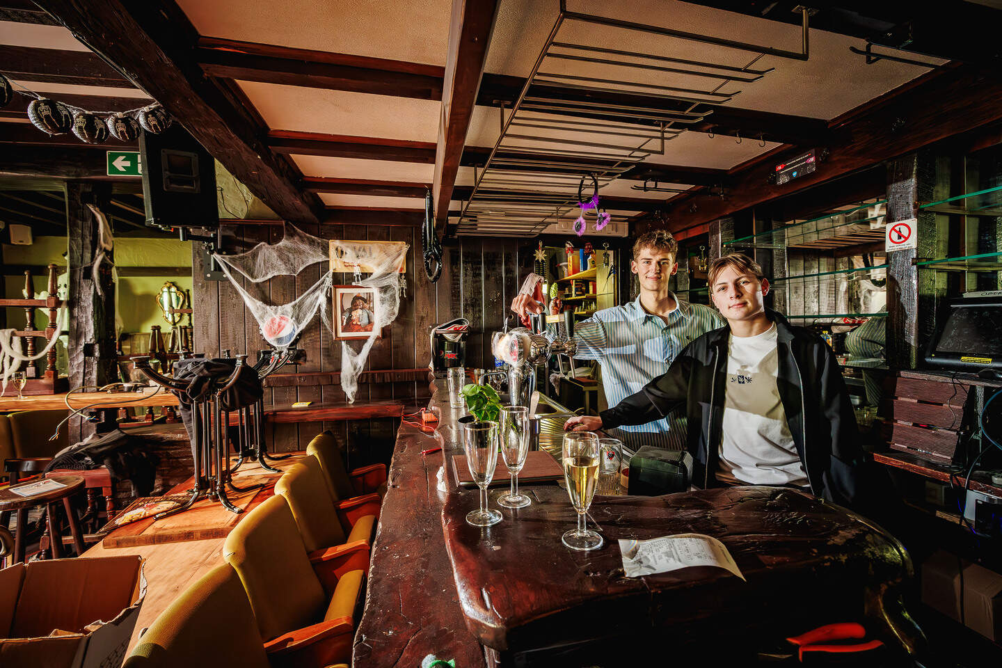 Vrienden Ward en Robbe (21) toveren De Minnestreel om tot Bar Fleur: “Wij maken er de hippere versie