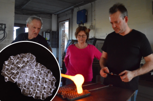 familie-theys-aan-het-werk-in-hun-atelier-in-holsbeek