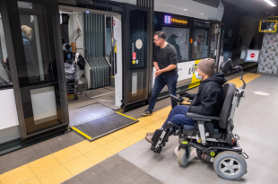 Het Antwerpse hof van beroep heeft maandag De Lijn veroordeeld wegens schending van het Vlaamse decreet inzake gelijke kansen en het VN-Verdrag inzake de rechten van personen met een handicap.