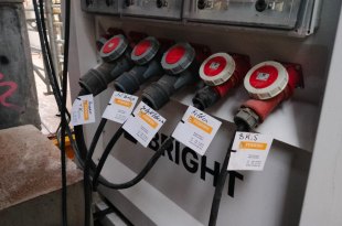 De batterij vangt de piekvermogens wordt opgeladen met een gewone netaansluiting