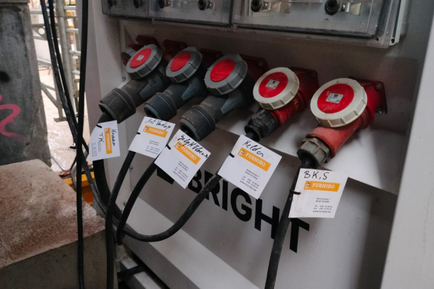 De batterij vangt de piekvermogens wordt opgeladen met een gewone netaansluiting