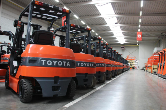 Dit-deel-van-de-hal-staat-vol-met-heftrucks_