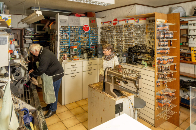 Freddy Raus en Tilly Van Gestel van TIP TOP Schoenmakerij Mol-foto joren de weerdt (2)