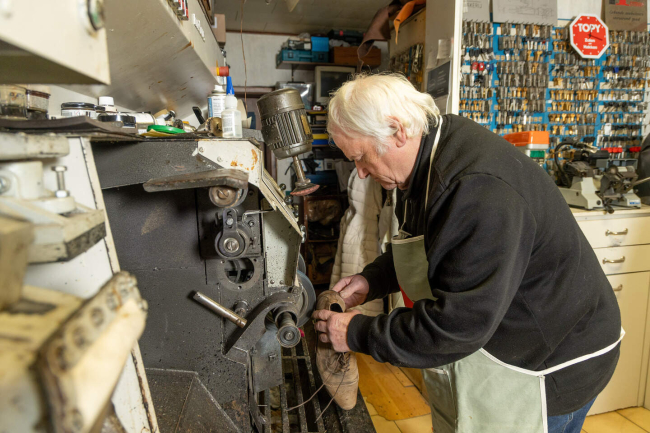 Freddy Raus en Tilly Van Gestel van TIP TOP Schoenmakerij Mol-foto joren de weerdt (4)