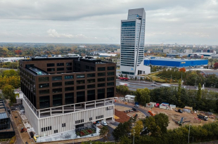 Het nieuwe gebouw komt aan The Loop te liggen.