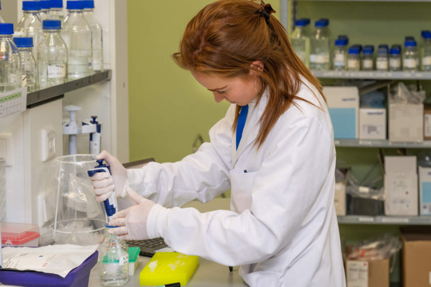 In-de-labos-van-biotechbedrijf-Argenx-wordt-hard-gewerkt-1600×900