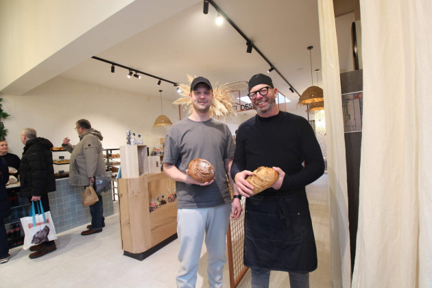 Jens en Gunter tonen enkele van hun zuurdesembroden