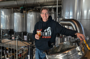 Johan Van Dyck met een glas Seef Bier in zijn stadsbrouwerij aan de Indiëstraat op het Eilandje