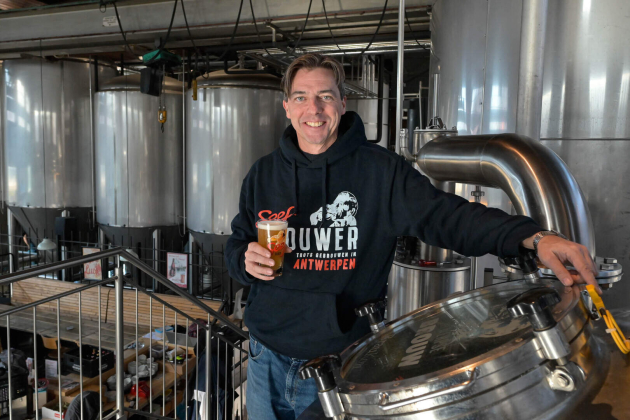 Johan Van Dyck met een glas Seef Bier in zijn stadsbrouwerij aan de Indiëstraat op het Eilandje